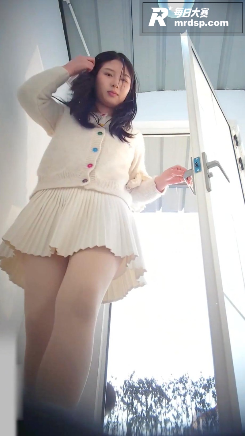 大神潜入女厕安放摄像相关图片3