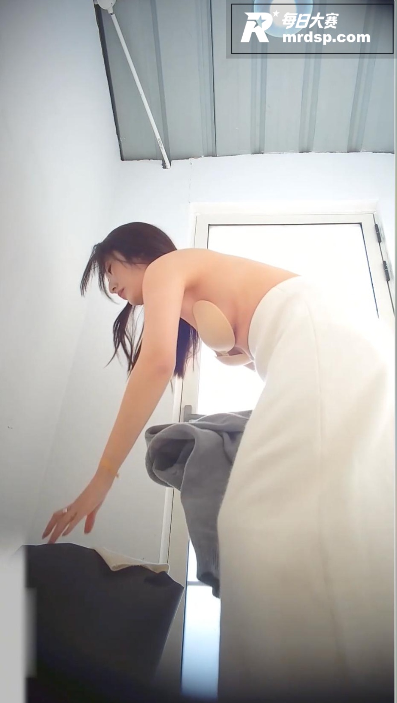 大神潜入女厕安放摄像相关图片4
