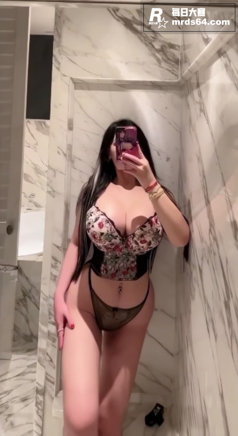 抖音巨乳肥臀网红御姐相关图片2