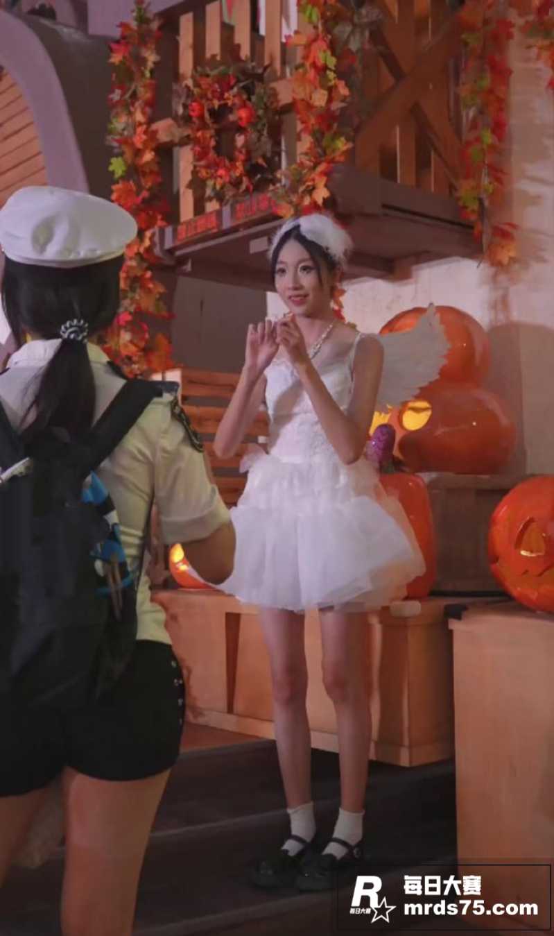 街拍抄底极品天使裙美相关图片5