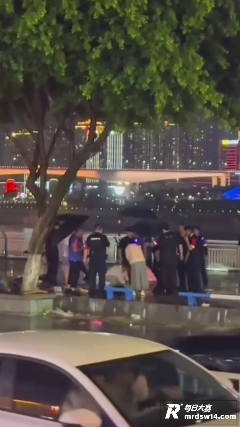 重庆洪崖洞突降暴雨 相关图片5