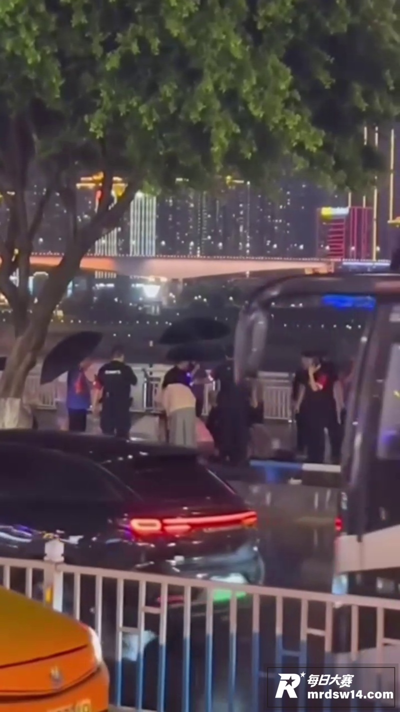 重庆洪崖洞突降暴雨 相关图片6