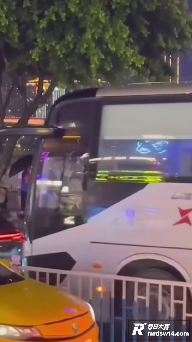 重庆洪崖洞突降暴雨 相关图片7