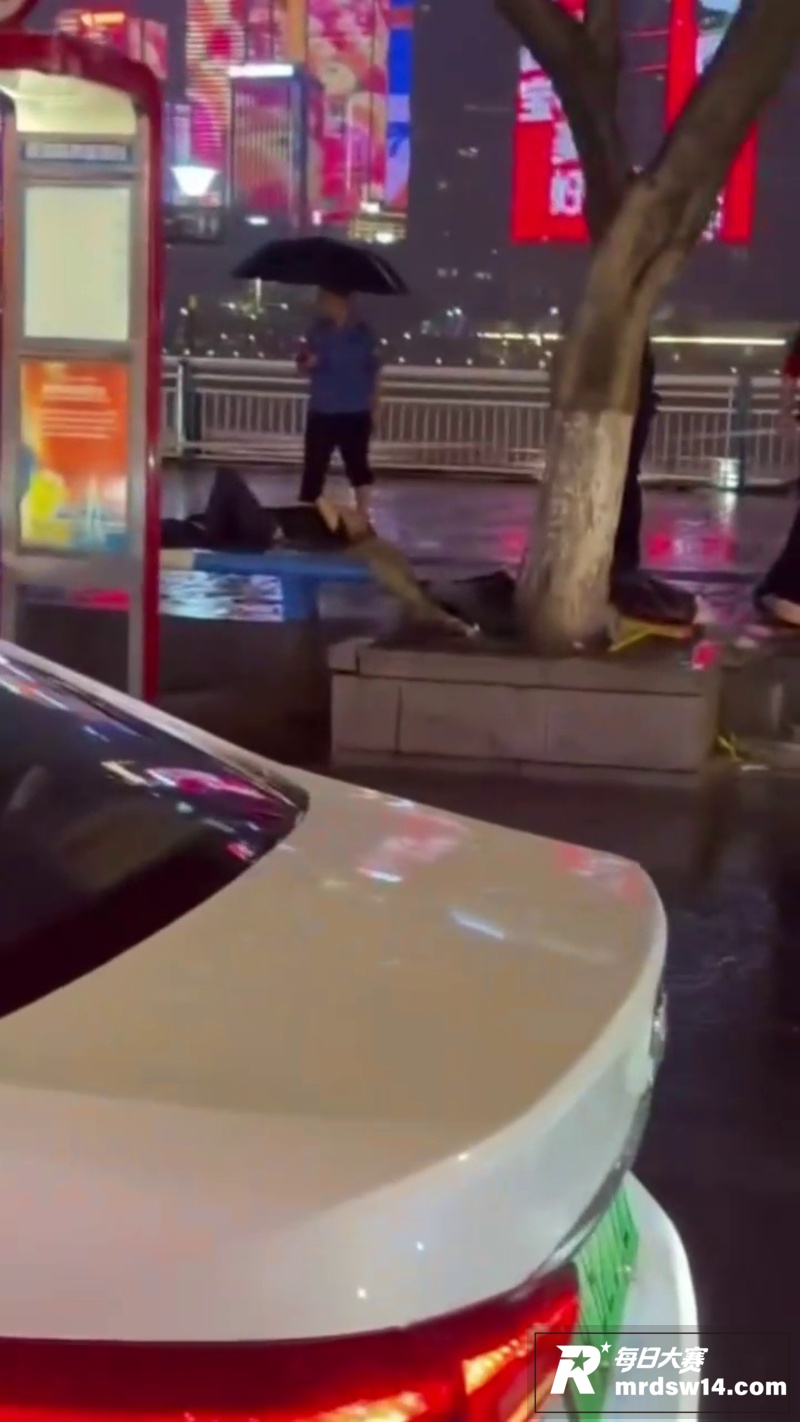 重庆洪崖洞突降暴雨 相关图片8