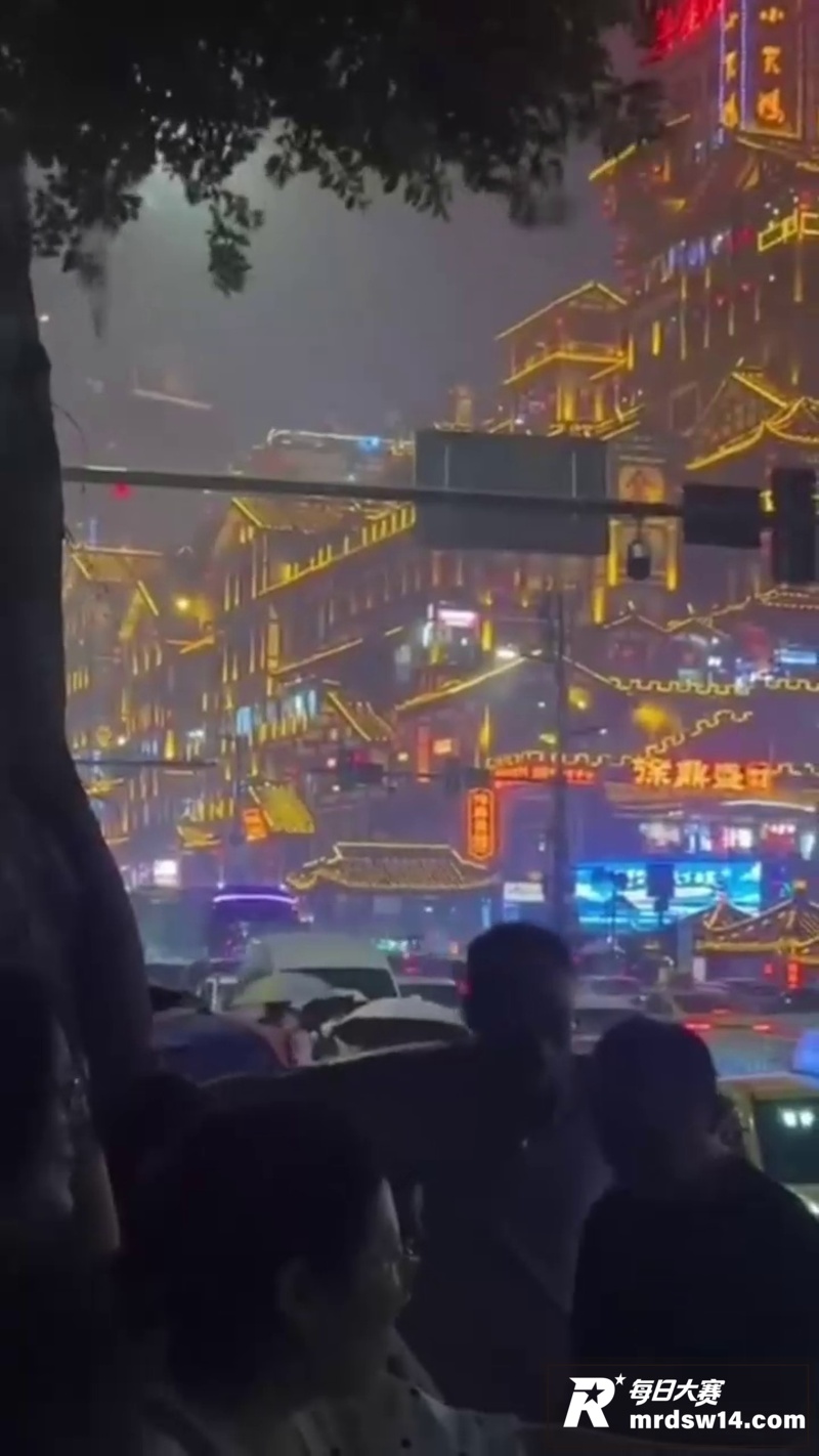 重庆洪崖洞突降暴雨 相关图片9