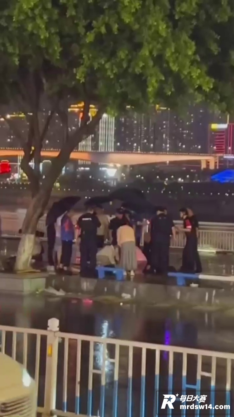 重庆洪崖洞突降暴雨 相关图片10