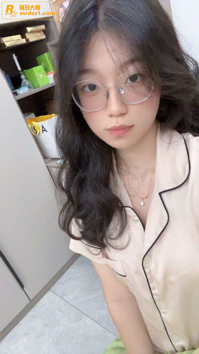 极品清纯眼睛学生妹 相关图片2