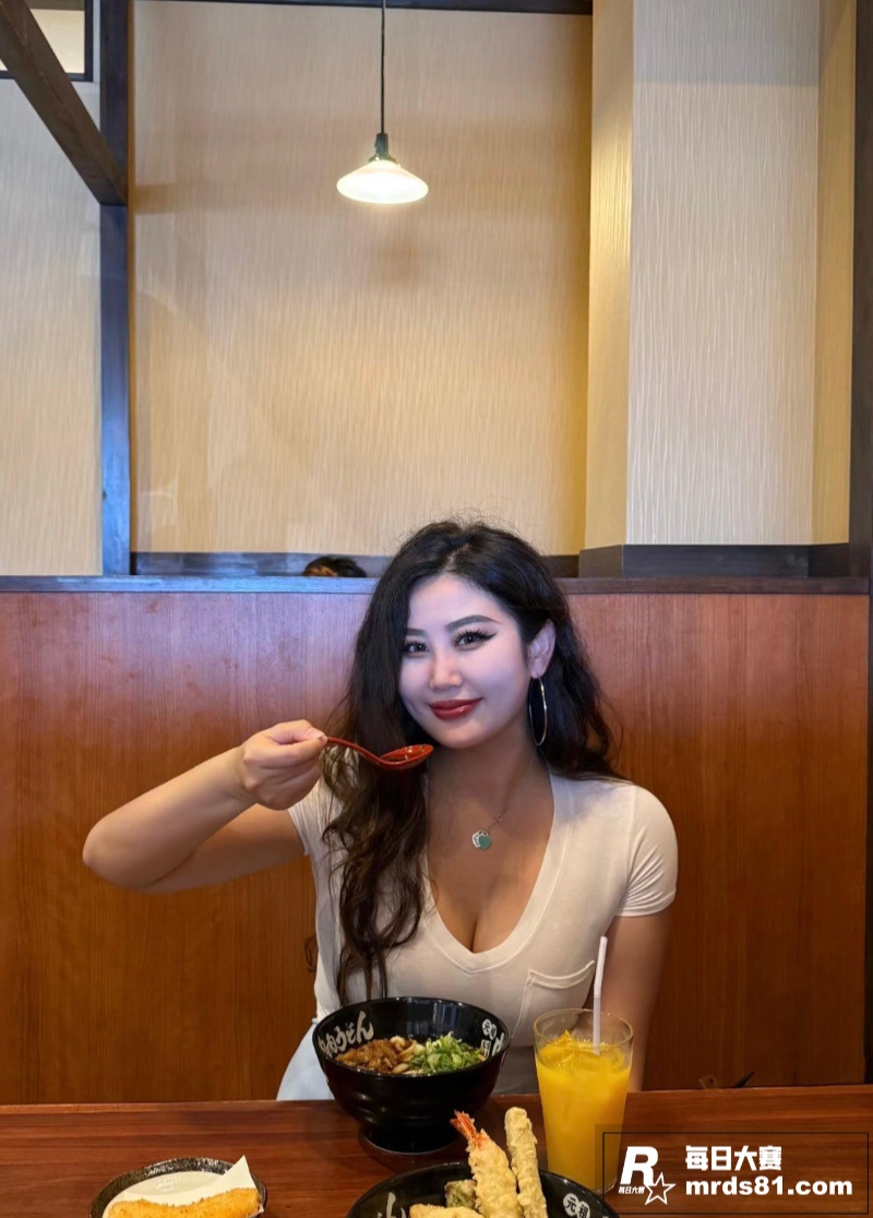 性感丝袜肥臀女神 母相关图片3