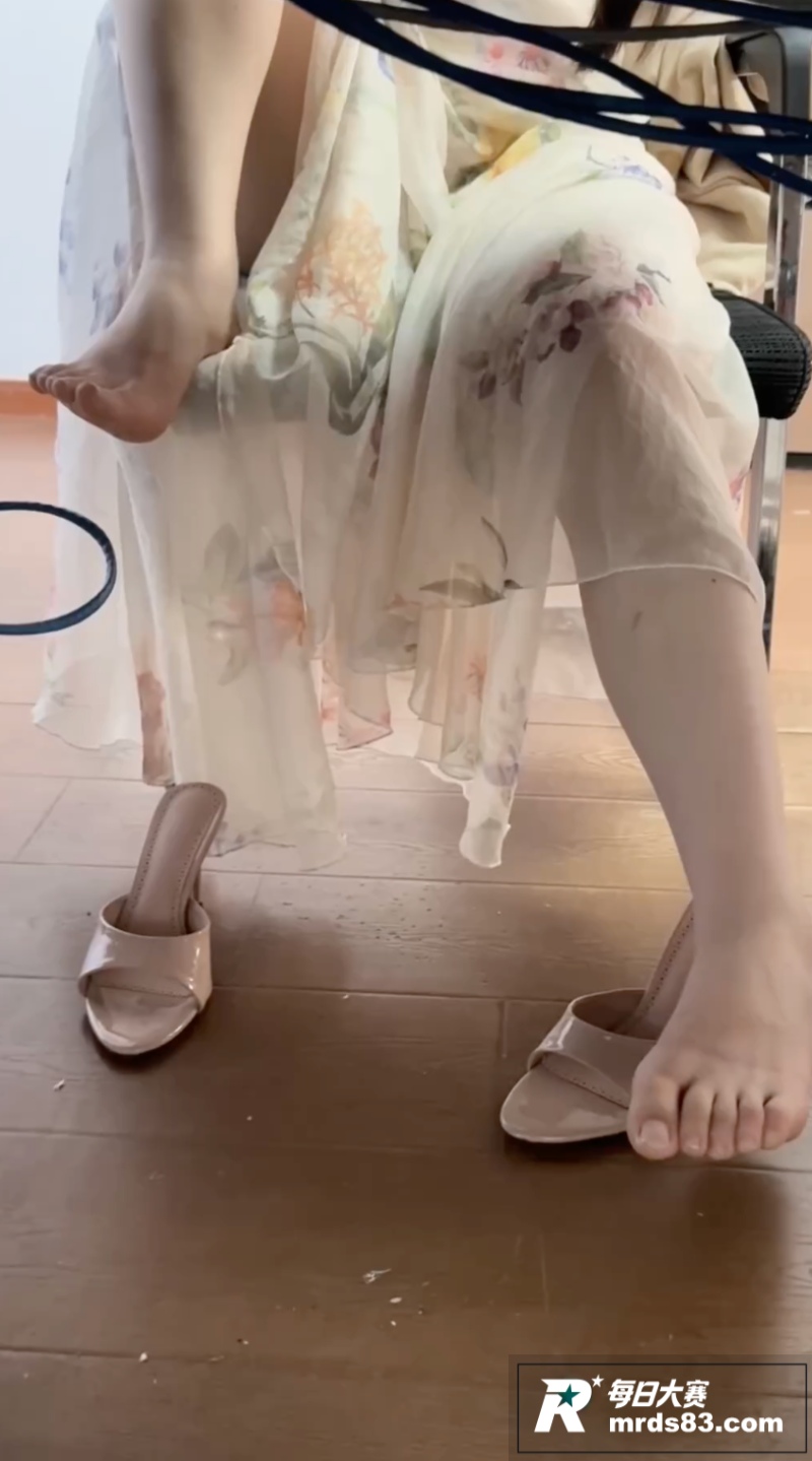 桌下偷拍女同事 薄纱相关图片2