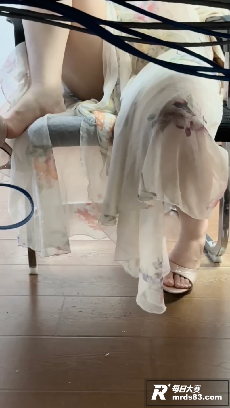 桌下偷拍女同事 薄纱相关图片3