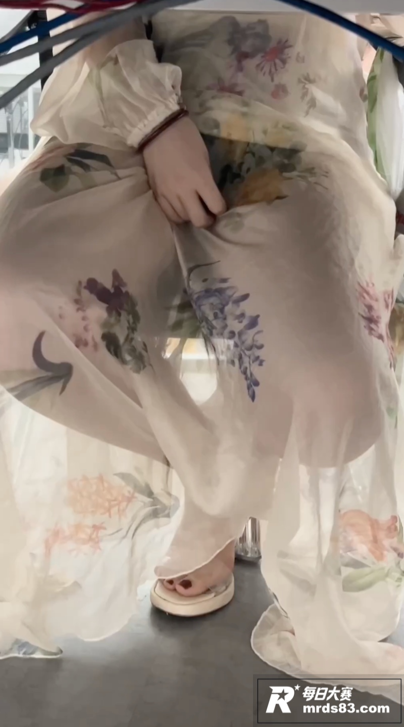 桌下偷拍女同事 薄纱相关图片8