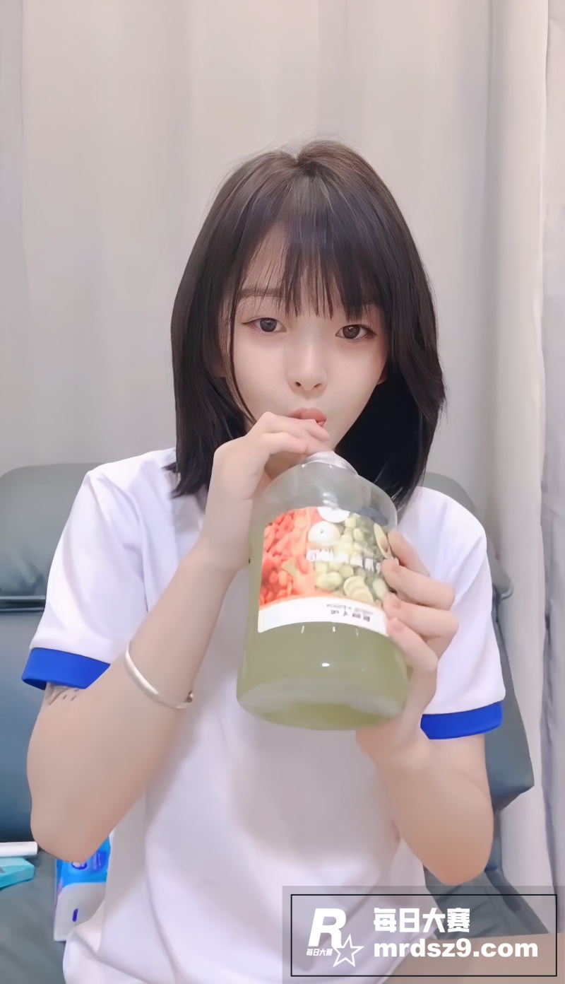 高颜值短发嫩妹 源源相关图片1