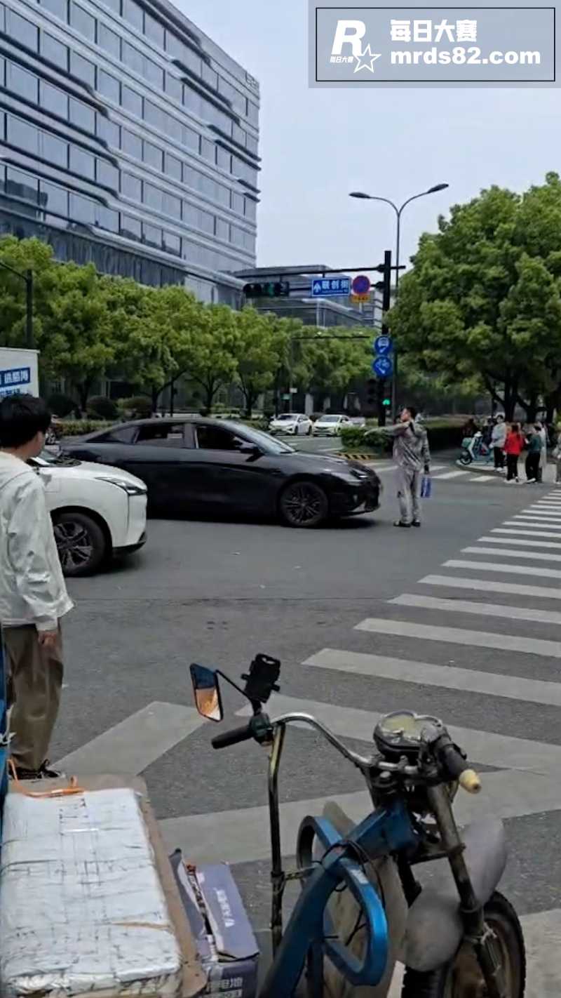 路怒症和行人狂喷口水相关图片1