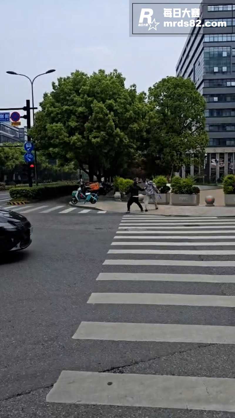 路怒症和行人狂喷口水相关图片2