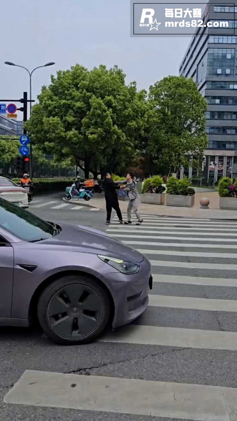 路怒症和行人狂喷口水相关图片3