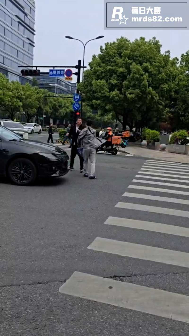 路怒症和行人狂喷口水相关图片4