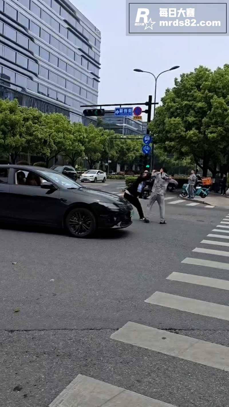 路怒症和行人狂喷口水相关图片5
