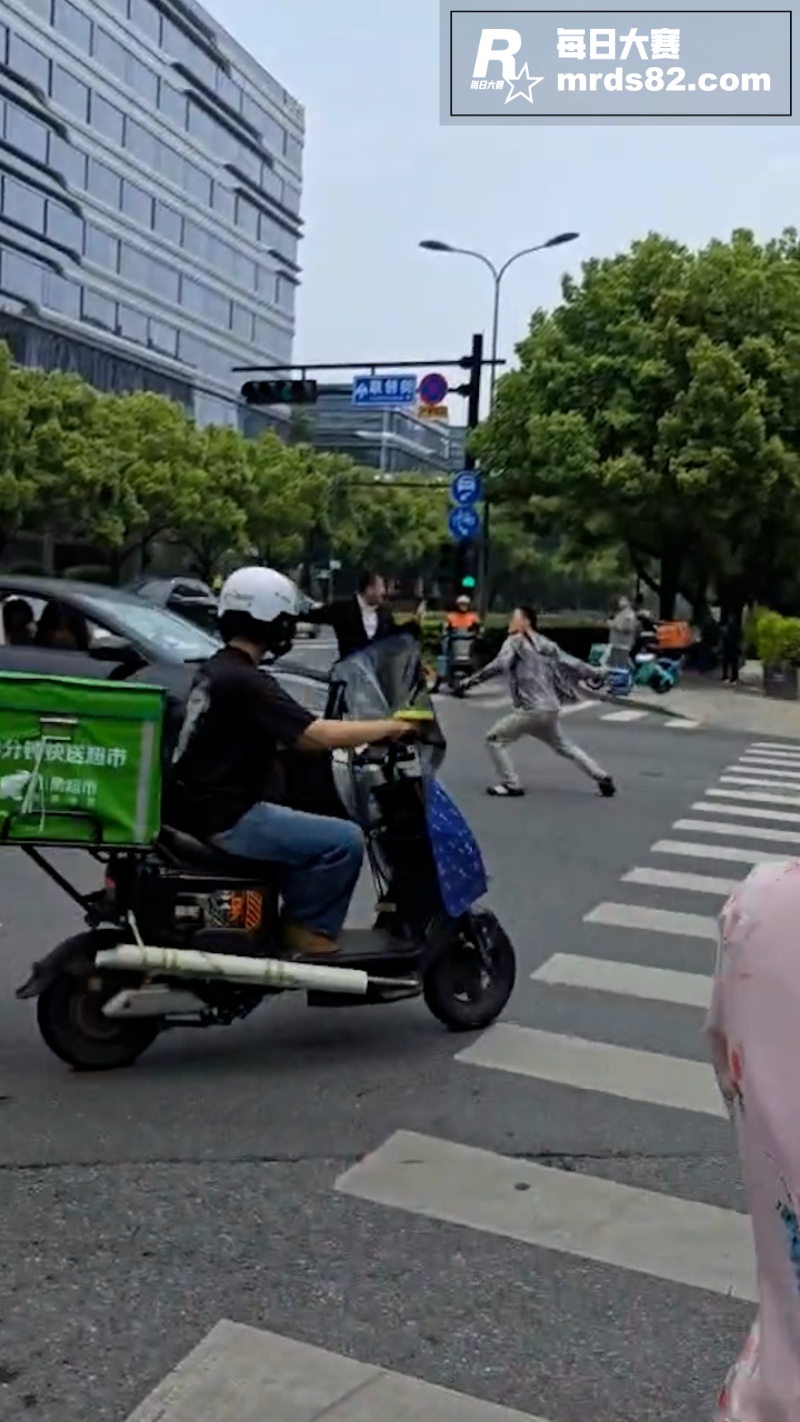 路怒症和行人狂喷口水相关图片6
