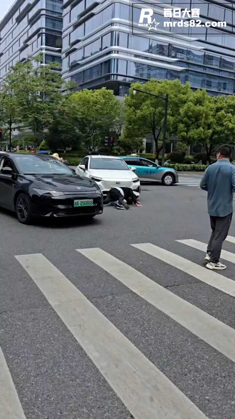 路怒症和行人狂喷口水相关图片7