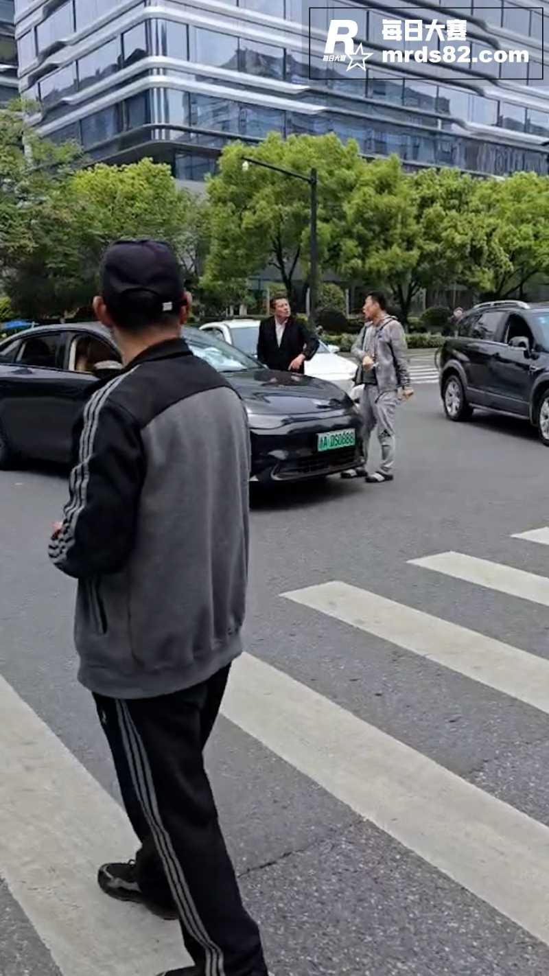 路怒症和行人狂喷口水相关图片8