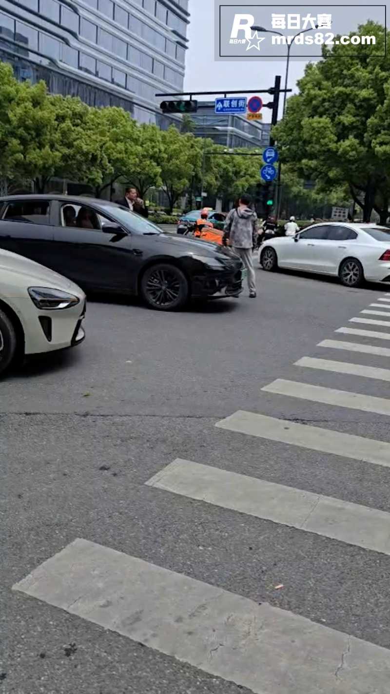 路怒症和行人狂喷口水相关图片9