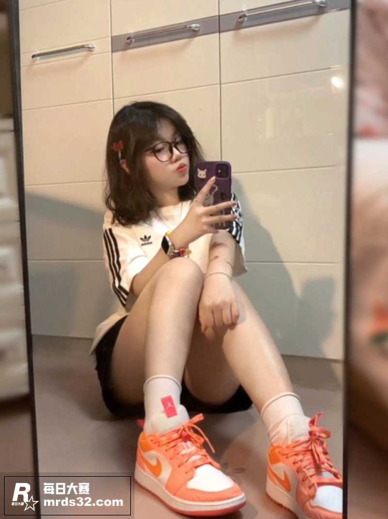 极品高颜值大二清纯学相关图片3