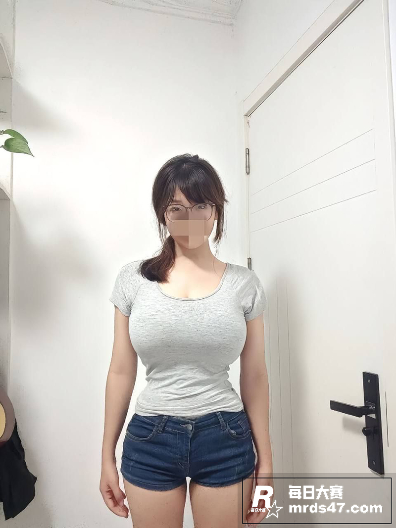 高颜值清纯眼镜妹 巨相关图片5