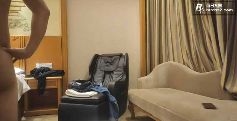 探花酒店偷拍精选 约相关图片1