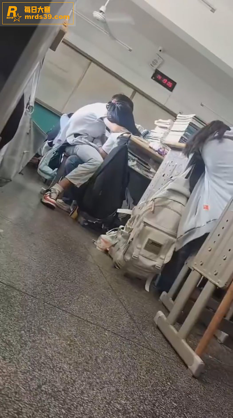 学校小情侣上课打飞机相关图片1