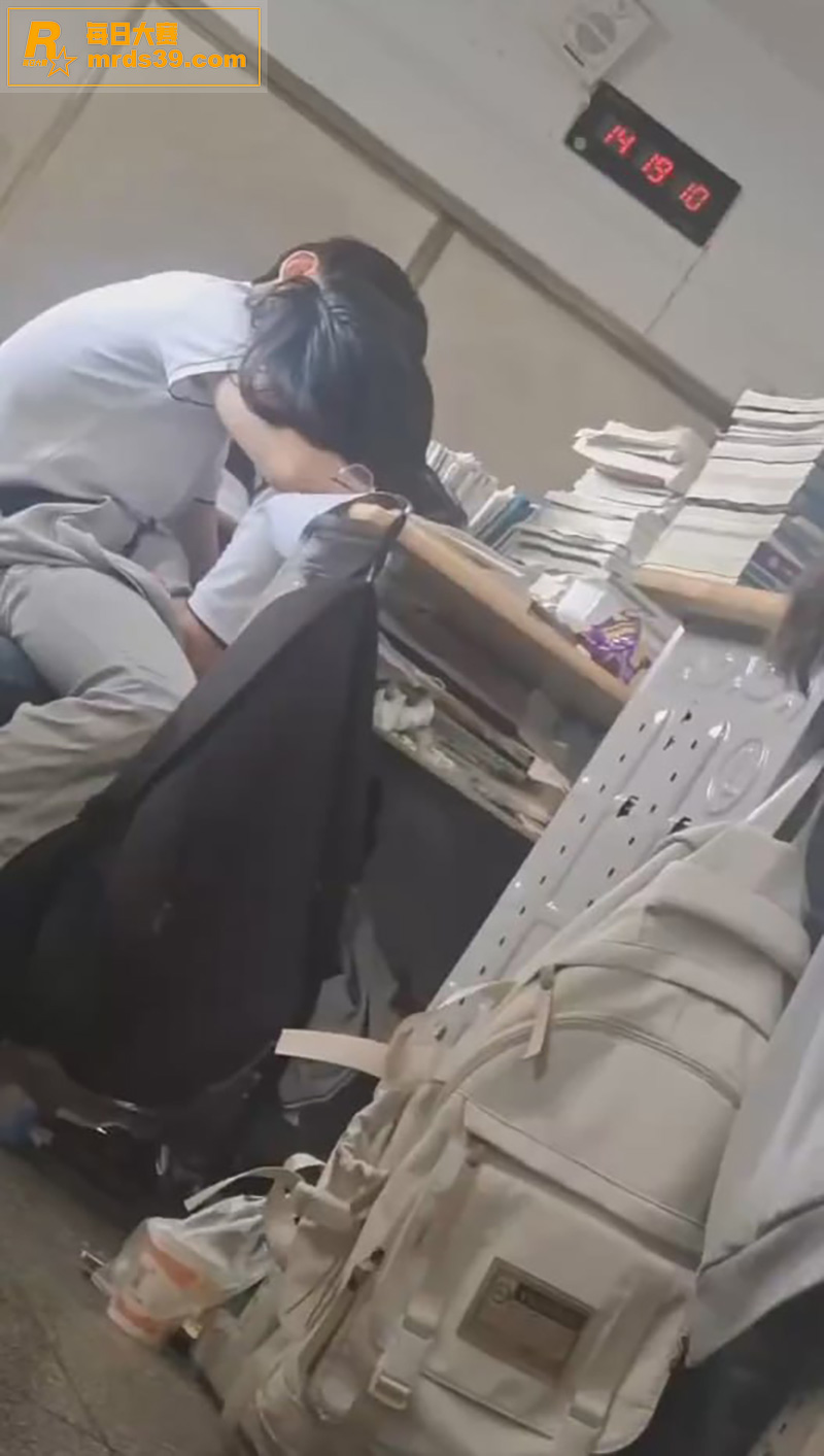 学校小情侣上课打飞机相关图片2