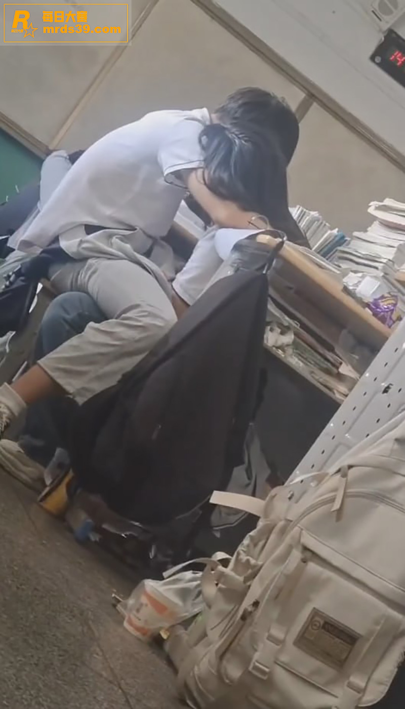 学校小情侣上课打飞机相关图片4