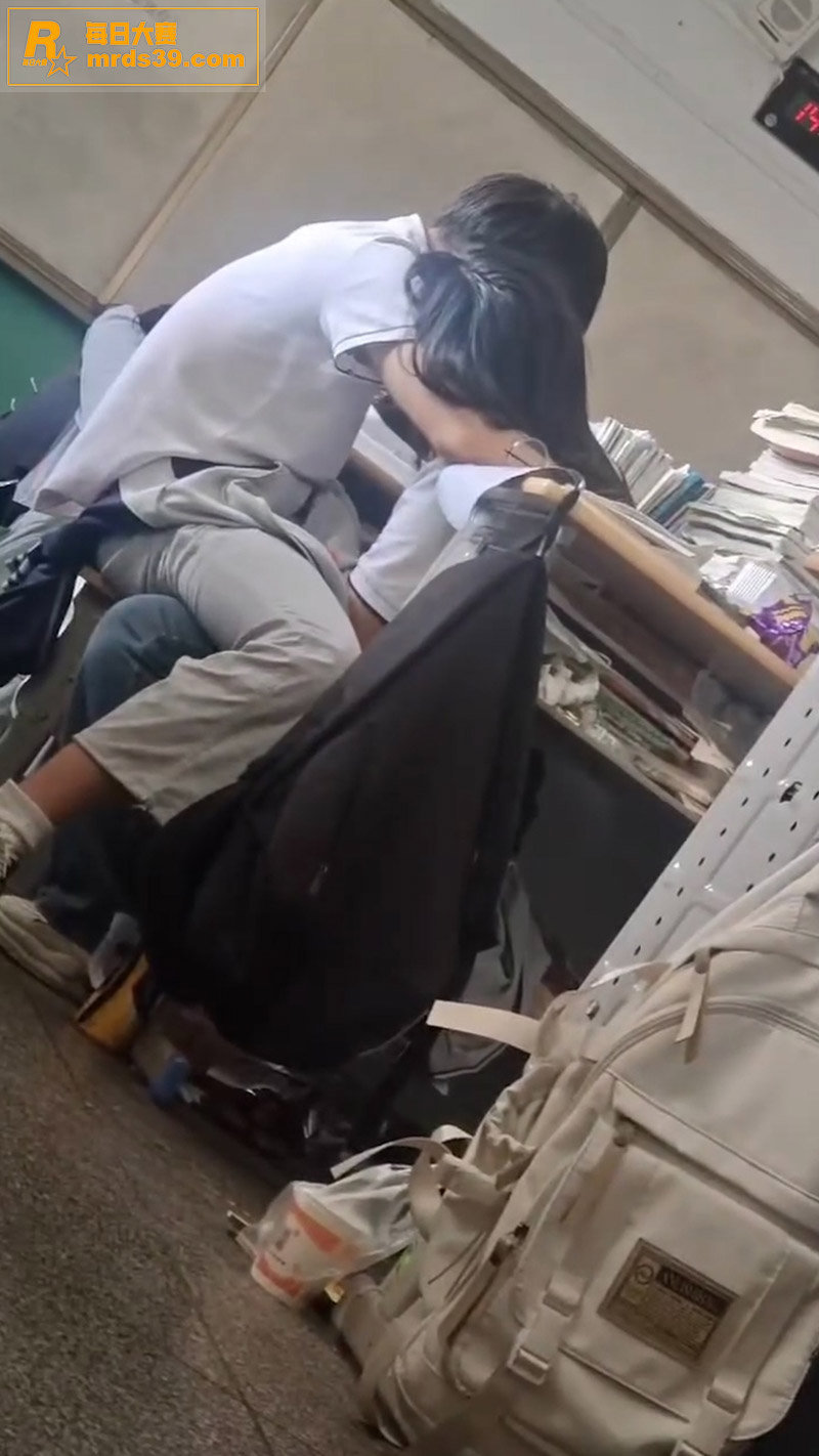 学校小情侣上课打飞机相关图片5
