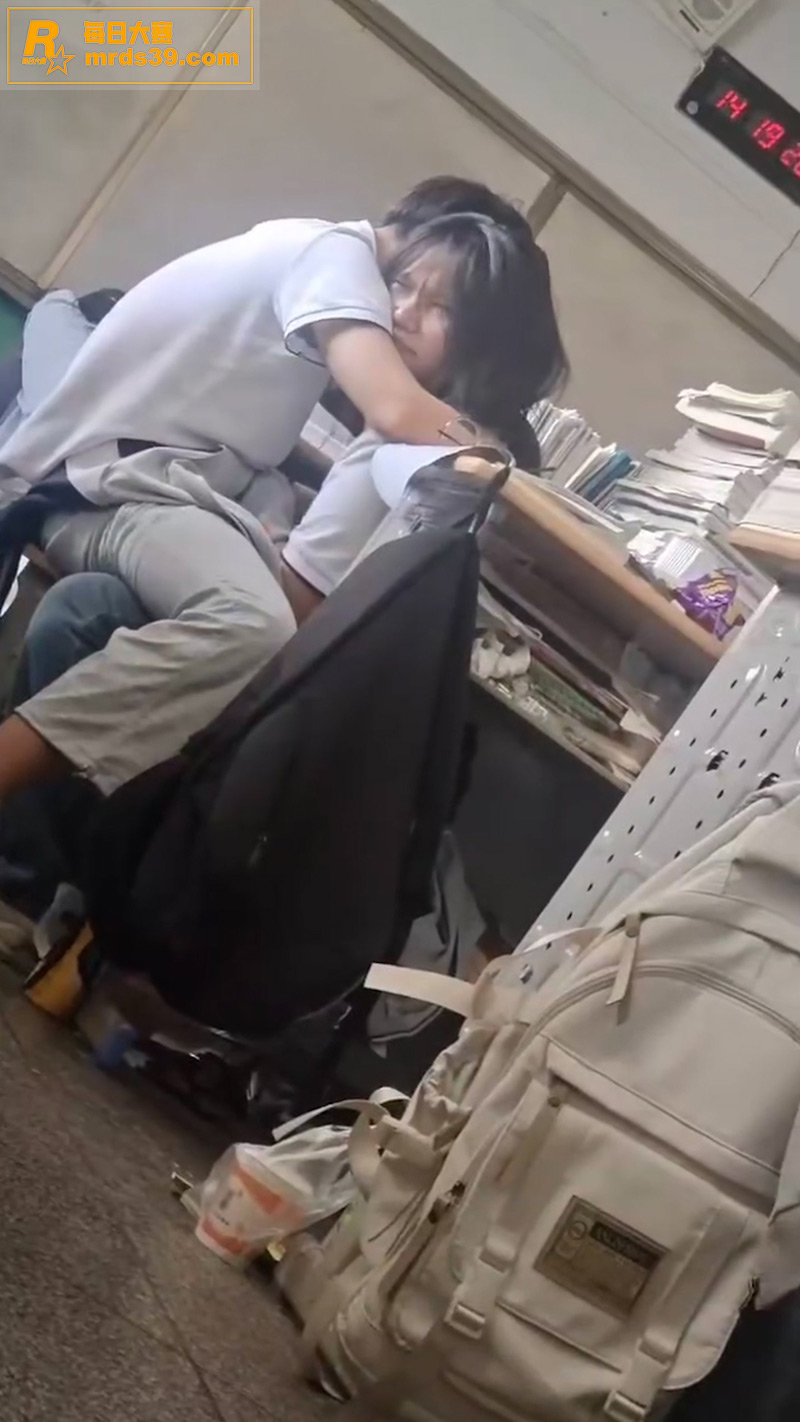 学校小情侣上课打飞机相关图片6
