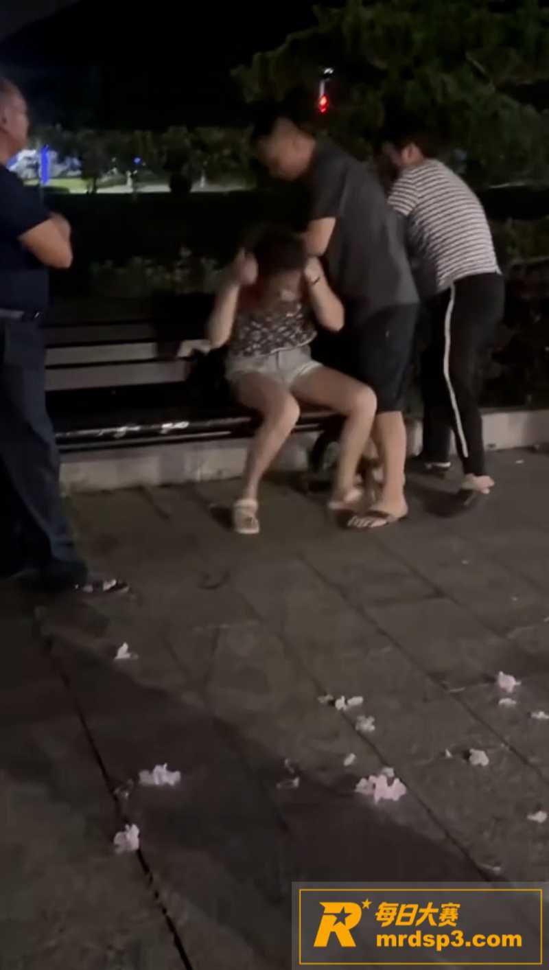 大型抓奸现场！男子带相关图片1