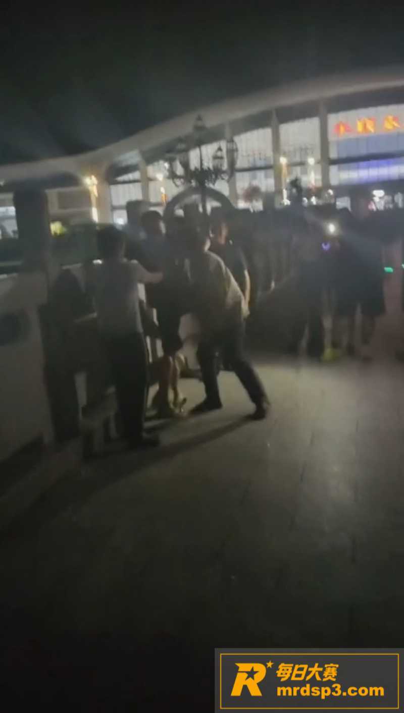 大型抓奸现场！男子带相关图片7