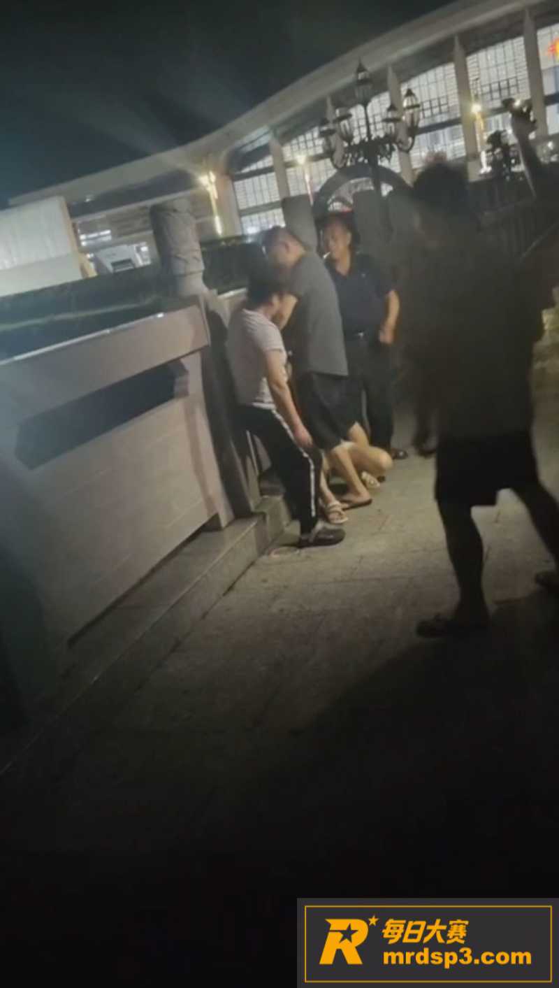 大型抓奸现场！男子带相关图片8