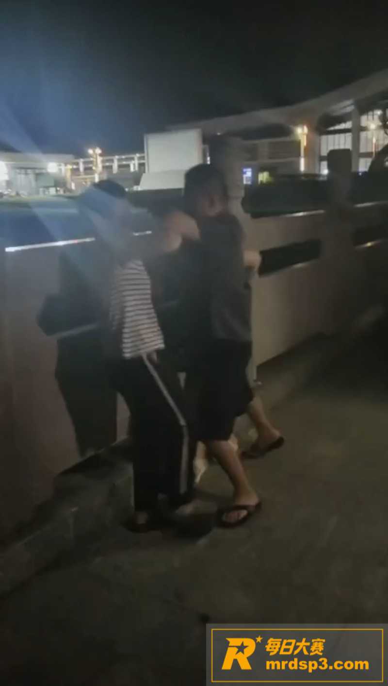 大型抓奸现场！男子带相关图片9