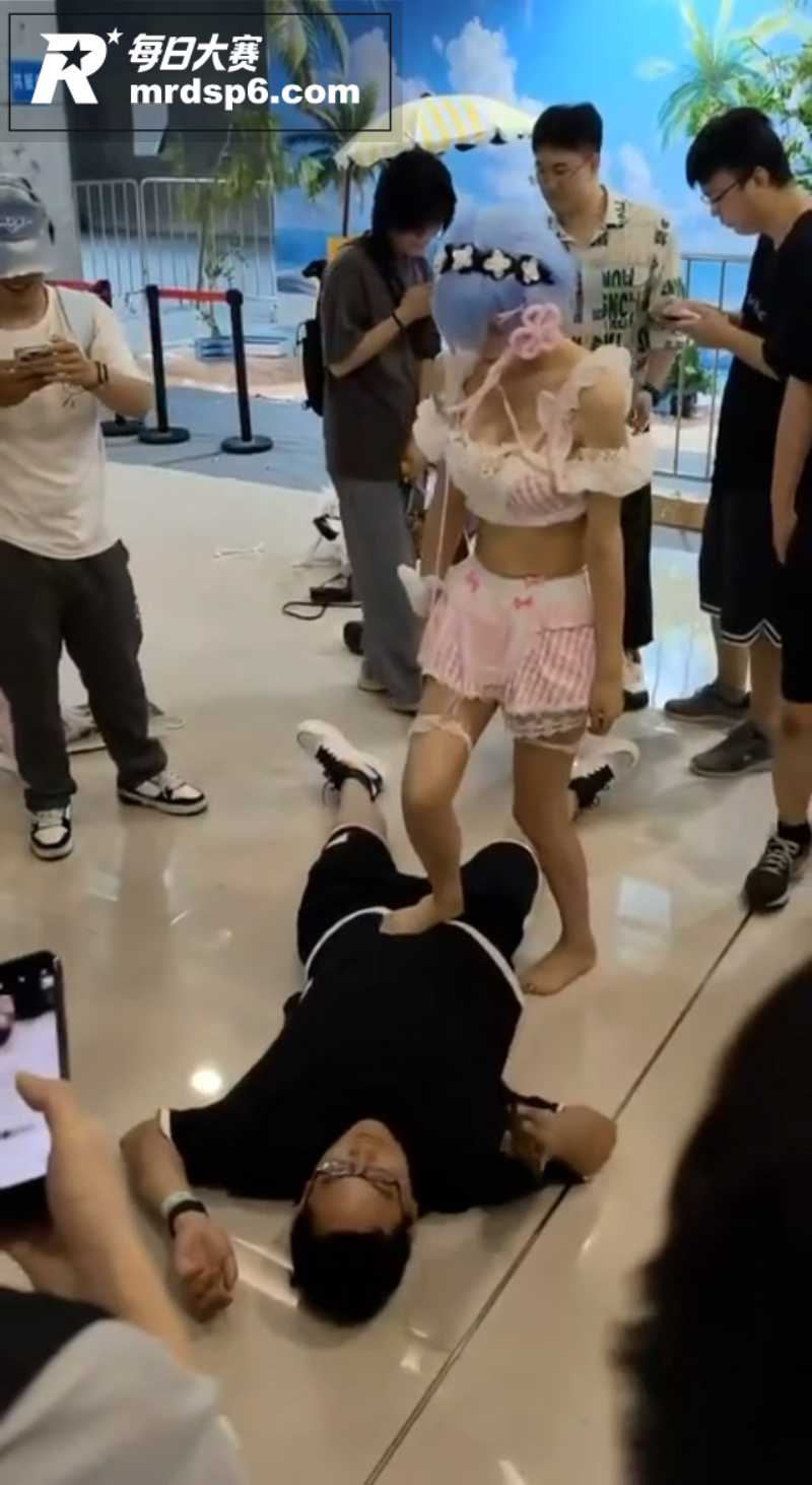 漫展吃瓜现场 奇葩男相关图片1