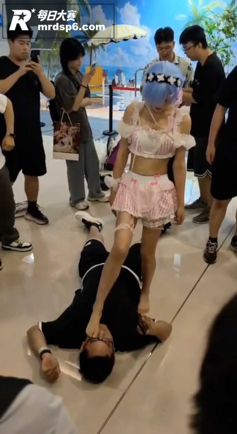 漫展吃瓜现场 奇葩男相关图片2