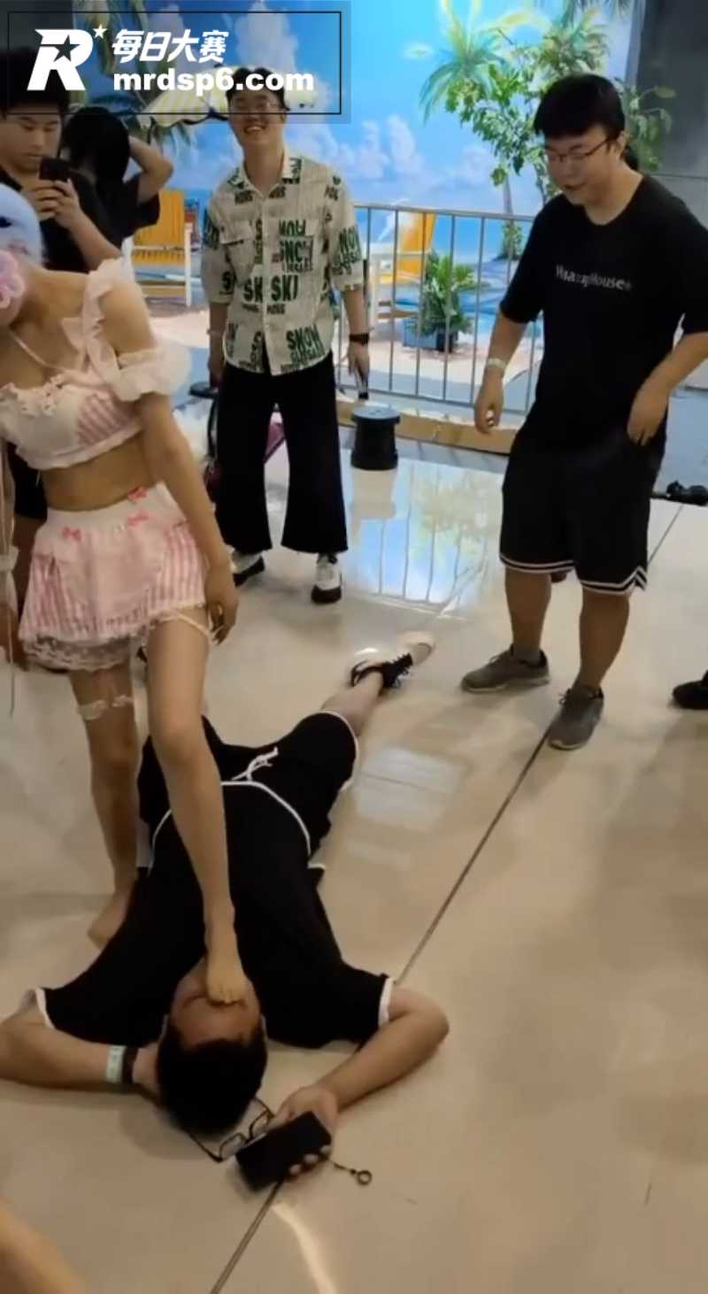 漫展吃瓜现场 奇葩男相关图片5