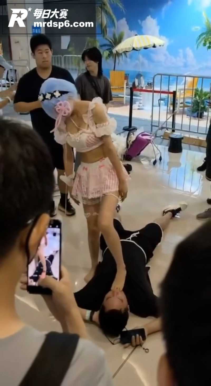 漫展吃瓜现场 奇葩男相关图片6