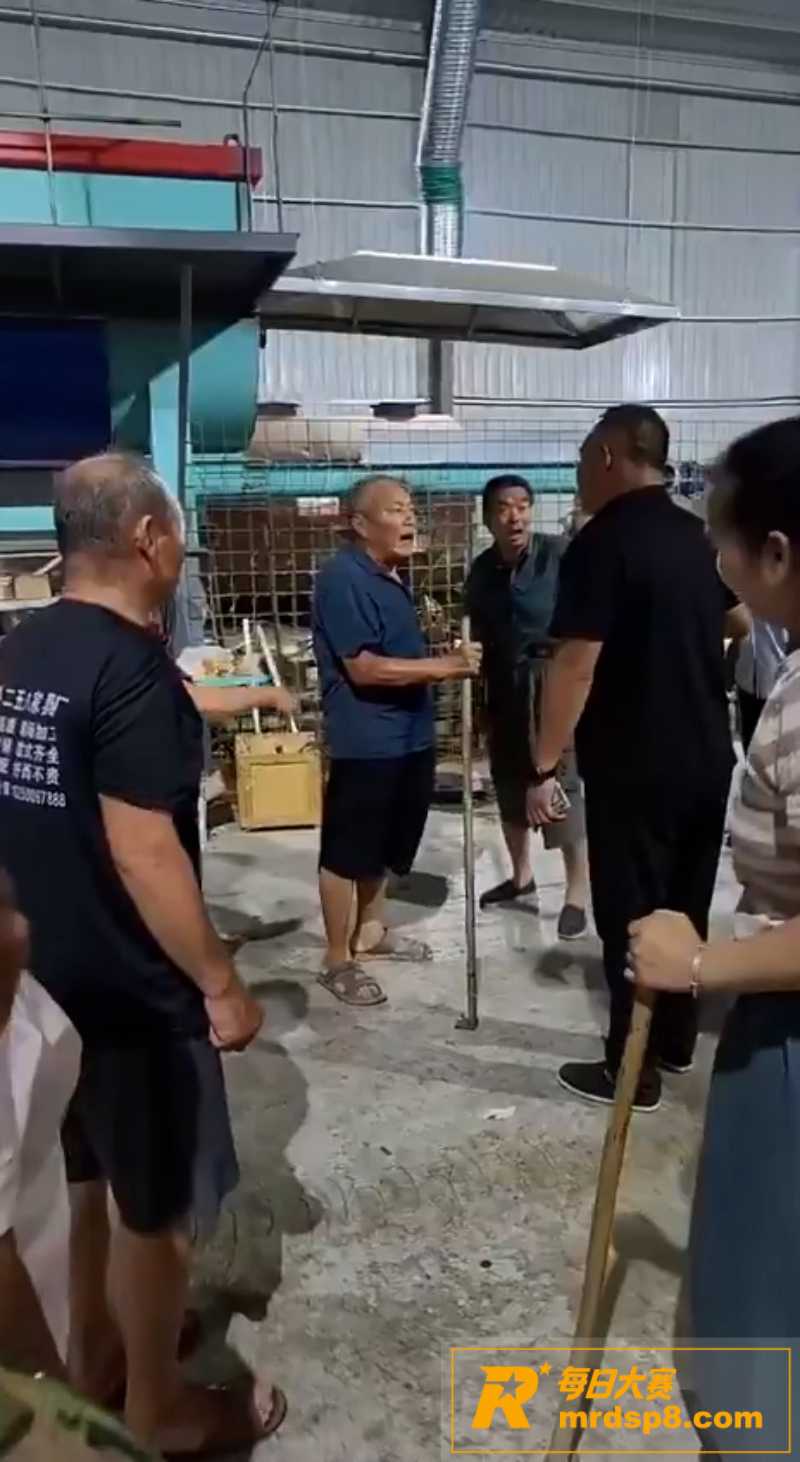 山东菏泽村民怒砸恶臭相关图片12
