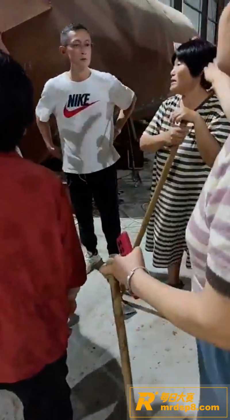 山东菏泽村民怒砸恶臭相关图片15