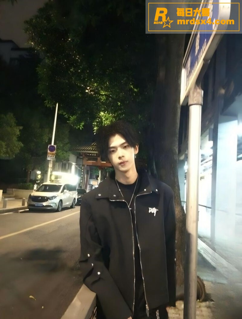 男模吐槽富婆鲍鱼味太相关图片3