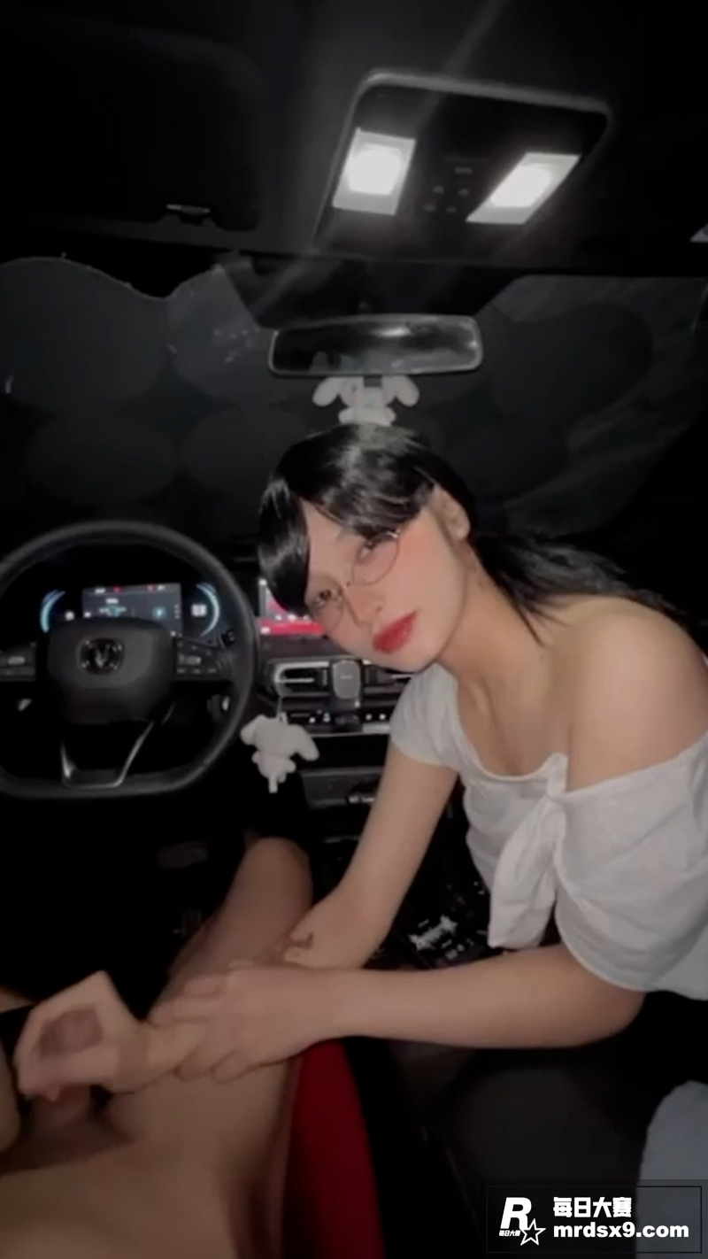 风骚眼镜妹与符文男友相关图片2