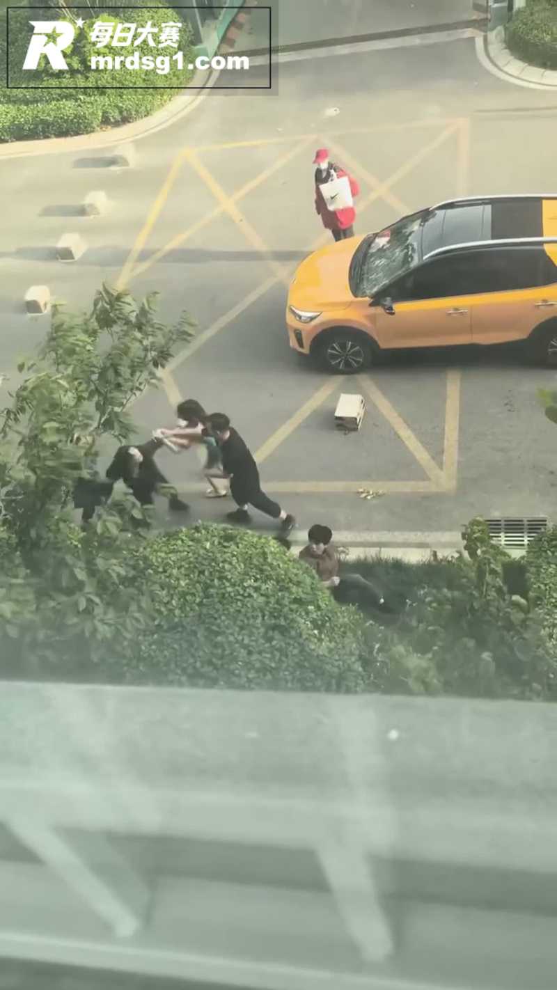 网传接头男女混战 黑相关图片2 网传接头男女混战 黑相关图片2