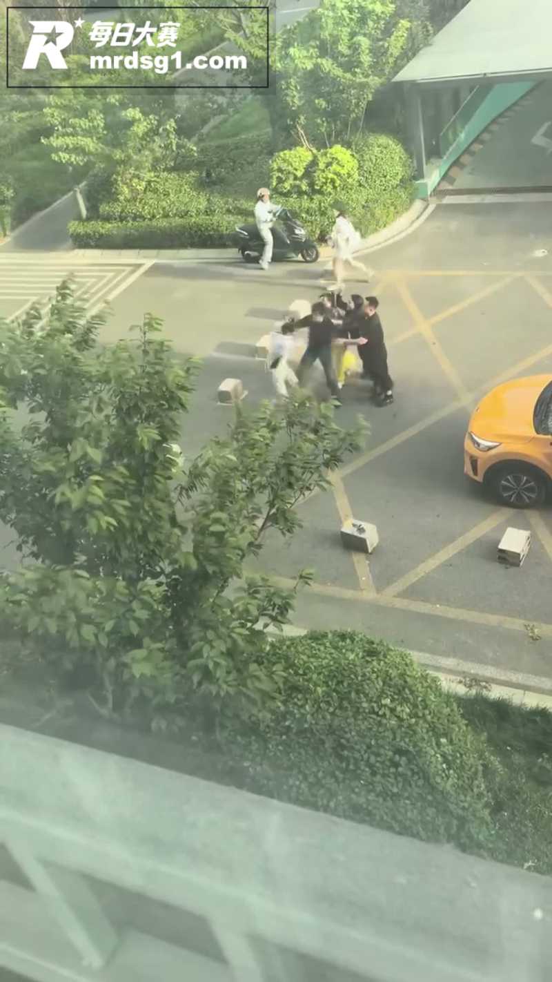 网传接头男女混战 黑相关图片3 网传接头男女混战 黑相关图片3