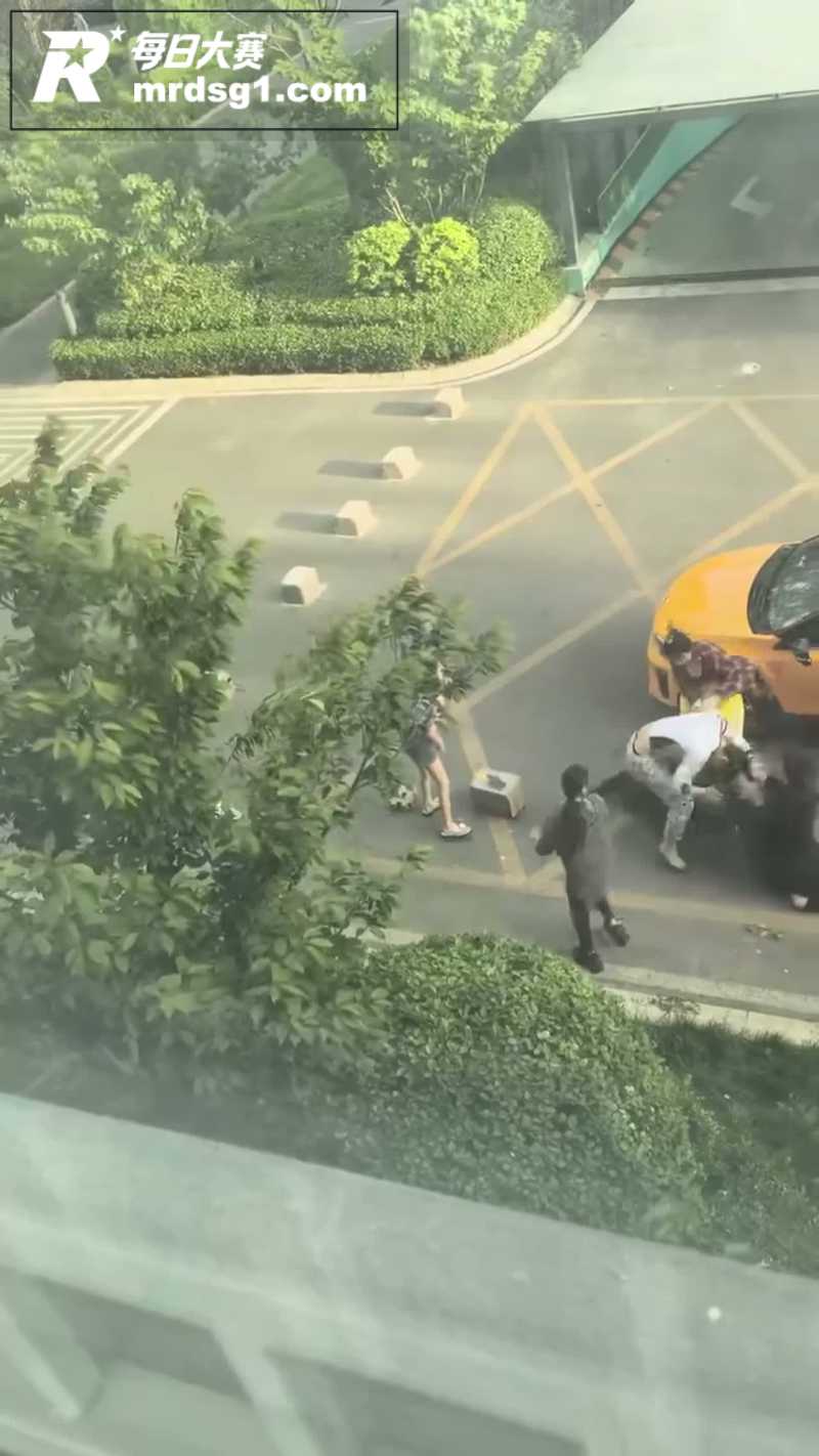 网传接头男女混战 黑相关图片4 网传接头男女混战 黑相关图片4