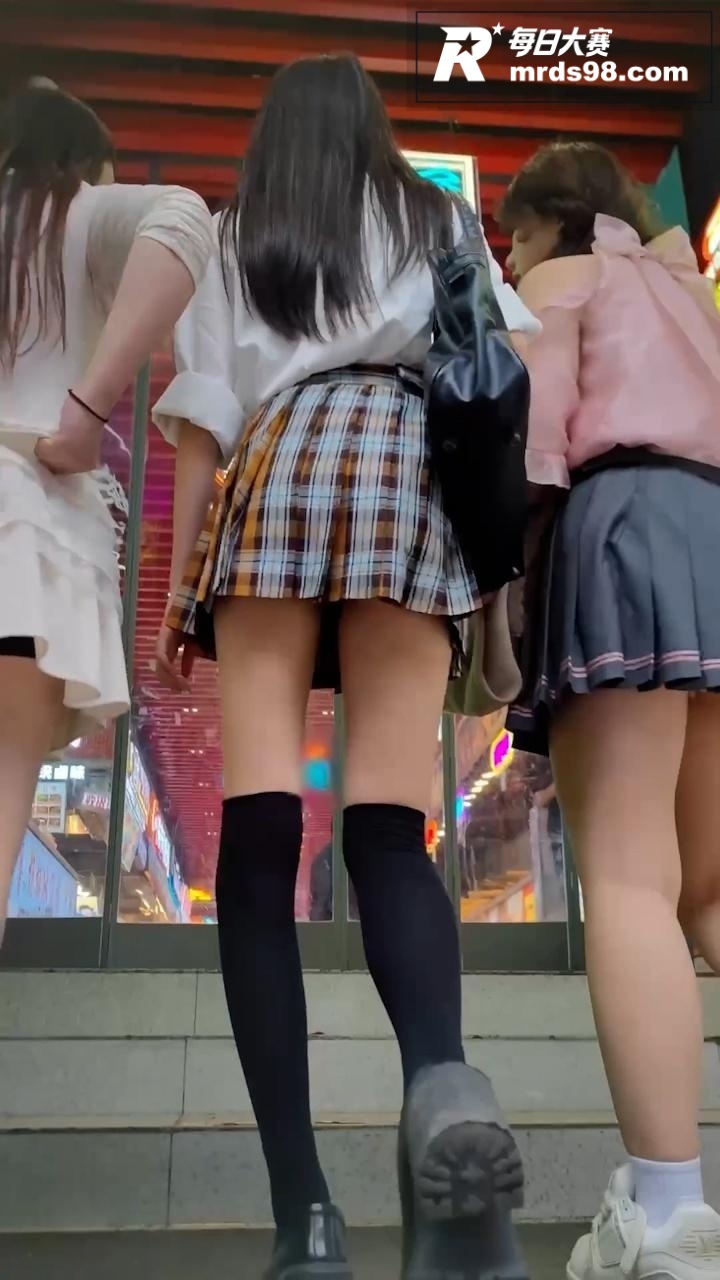 街拍抄底大神 偷拍极相关图片1