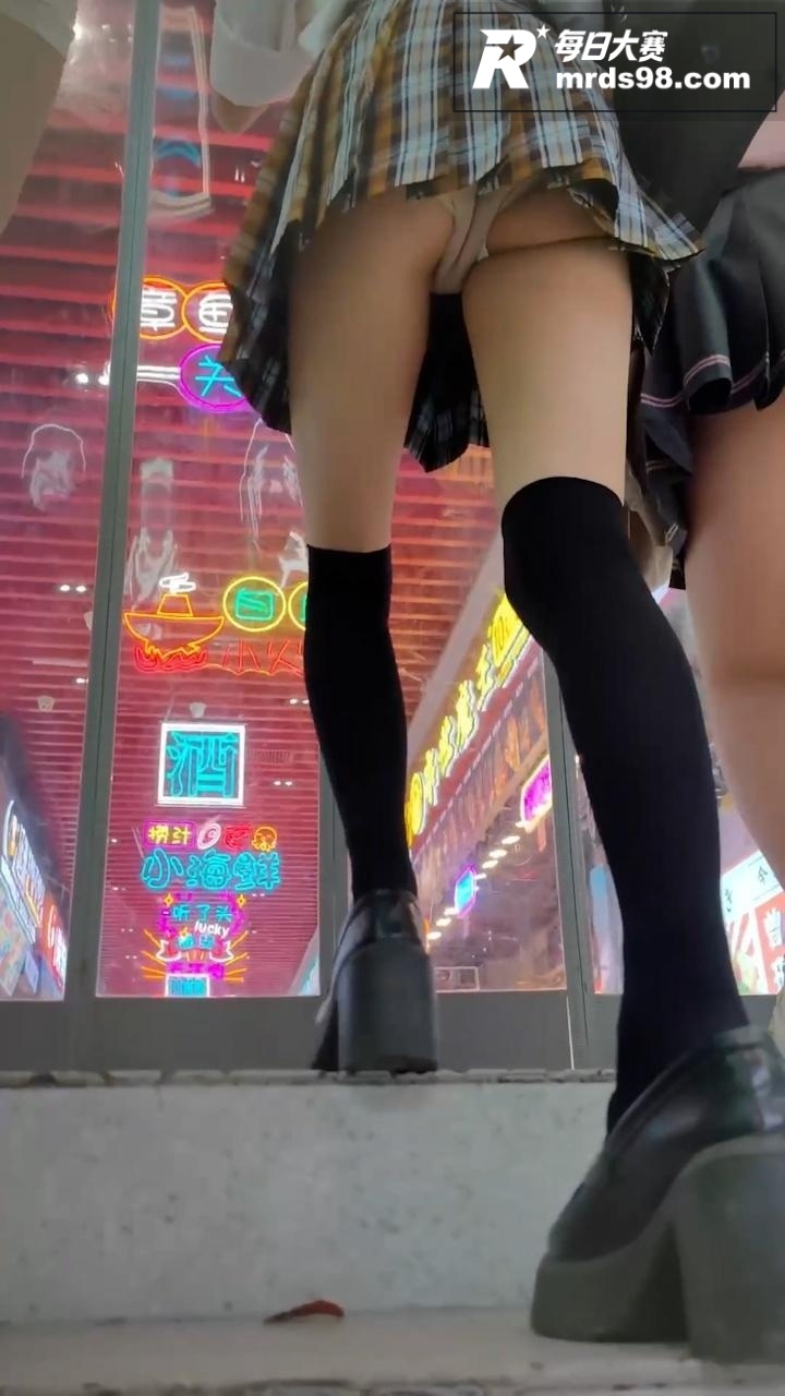 街拍抄底大神 偷拍极相关图片2